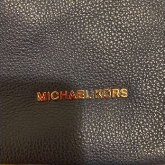 Micheal Kors Navy purse - Picture 5 of 7